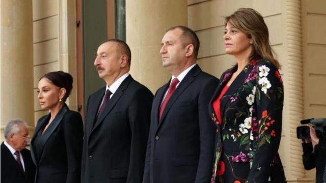 Като Мелания: Десислава Радева замени роклите с костюм (СНИМКИ)