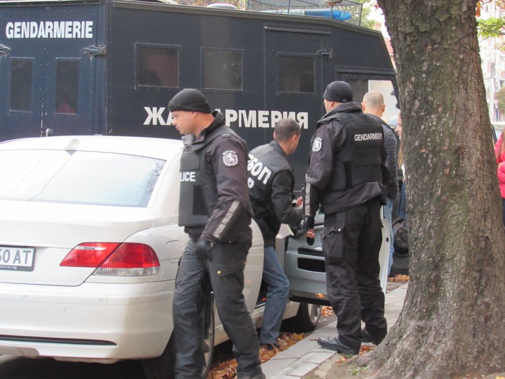 Служители на ГДБОП, под ръководството на Специализираната прокуратура, провеждат от рано тази сутрин акция в Русе срещу организирана престъпна група за рекет и разпространение на наркотици.<br />
<br />
Това съобщи говорителят на главния прокурор Румяна Арнаудова.<br />
 
