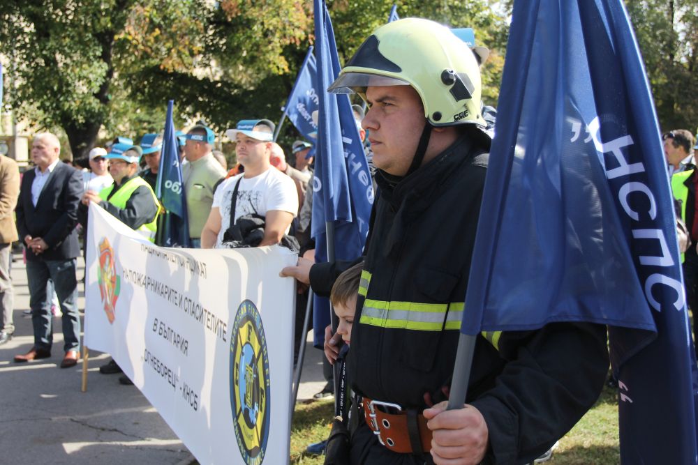 Пожарникари се събраха на протест в градинката до сградата на МВР.<br />
<br />
Недоволството на пожарникарите е срещу политики на ръководството на МВР, които водят до закриване на пожарни служби, недостатъчното финансиране на Главна дирекция 