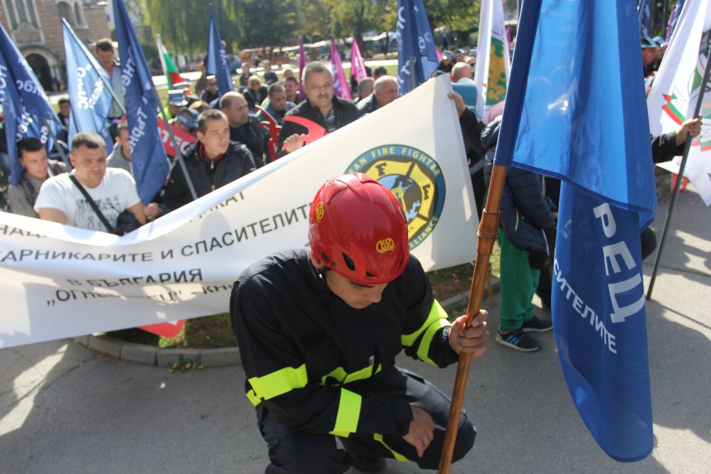 Пожарникари се събраха на протест в градинката до сградата на МВР.<br />
<br />
Недоволството на пожарникарите е срещу политики на ръководството на МВР, които водят до закриване на пожарни служби, недостатъчното финансиране на Главна дирекция 