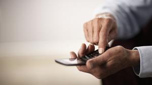 ръка пенсионер телефон