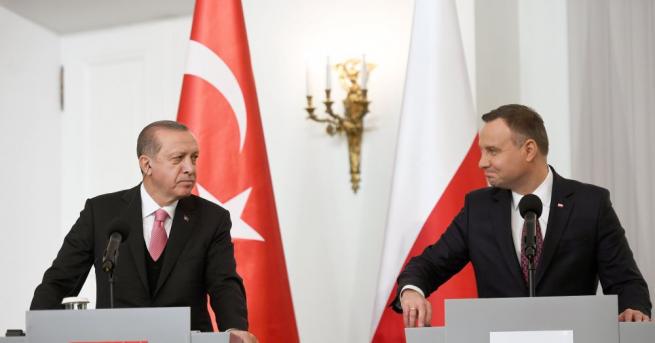 Турският президент Реджеп Тайип Ердоган бе посрещнат сърдечно от полския