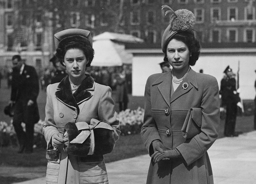Принцеса Елизабет със сестра си принцеса Маргарет (вляво) през 1948 година