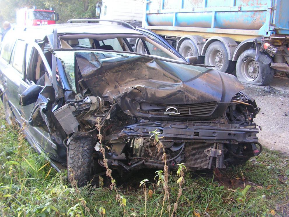 Кола се блъсна в спрял камион, млада жена загина, брат й - в тежко състояние