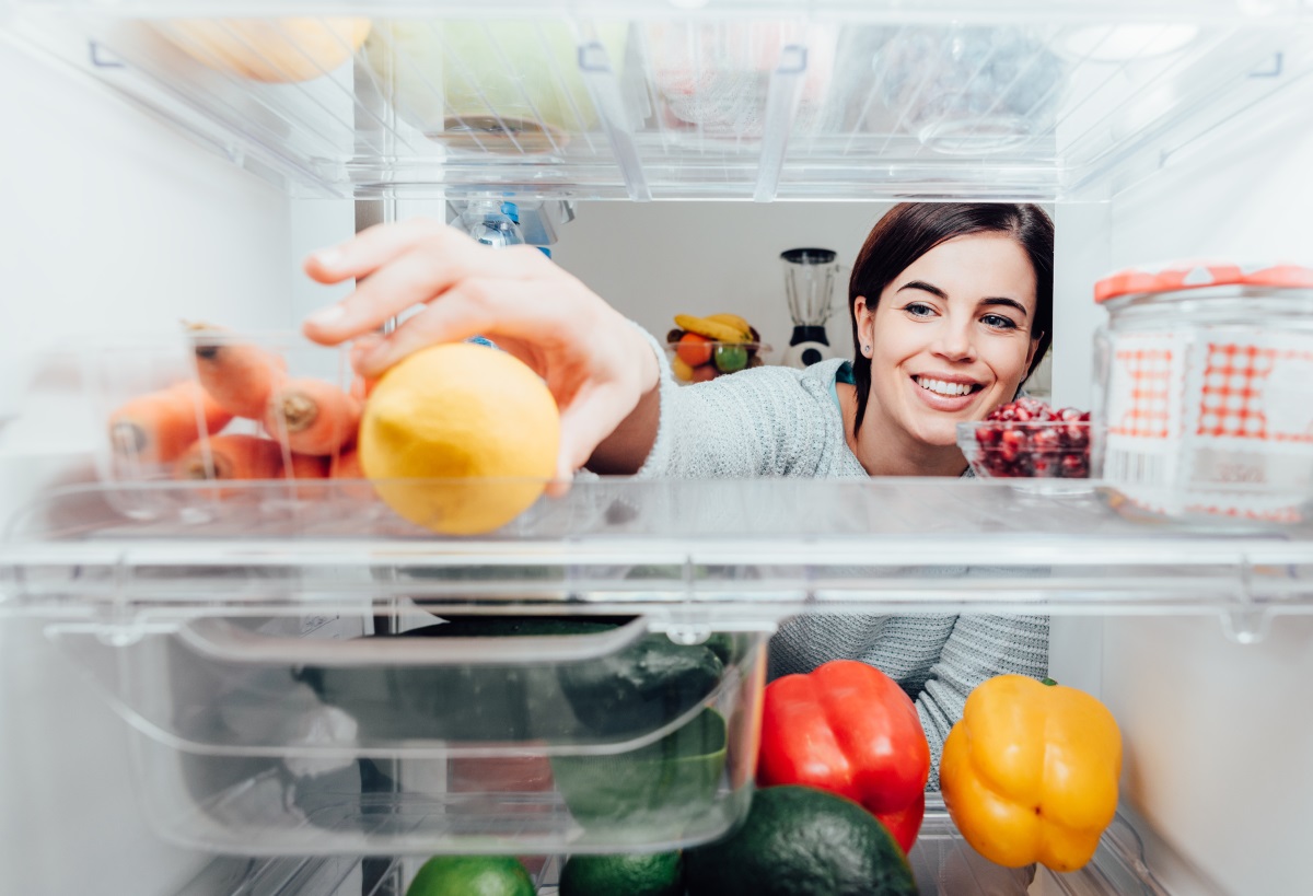 Рафтовете и чекмеджетата на хладилника - Специалистите напомнят, че в отделението за пресни зеленчуци в хладилника се натрупват множество хранителни остатъци. В резултат на това бактериите там се увеличават и е добре да го почистваме редовно. Те препоръчват на дъното да постелем кухненска кърпа.<br />
 