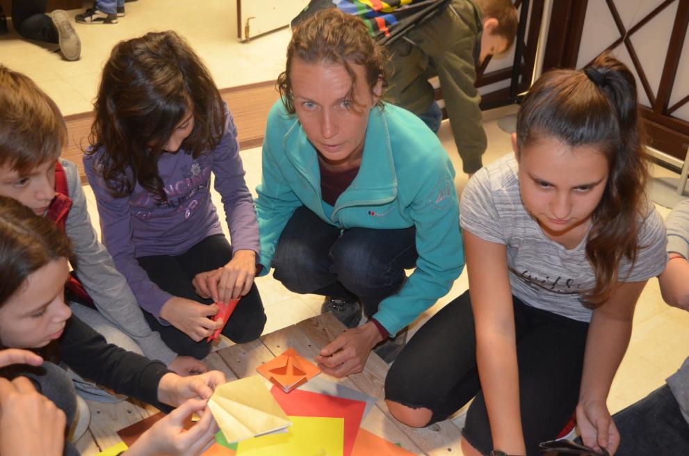 Децата научиха как се прави прилепно оригами.