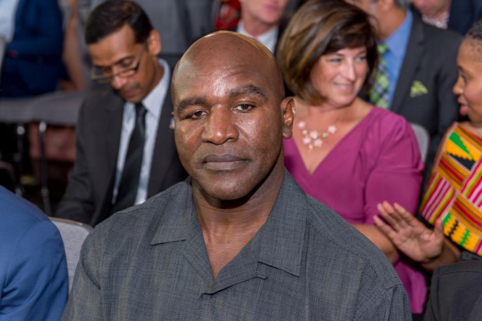  Ивендър Холифийлд 