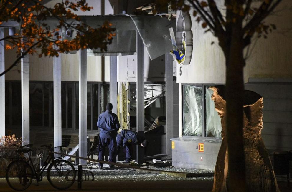 Мощна експлозия пред полицейски участък в Швеция