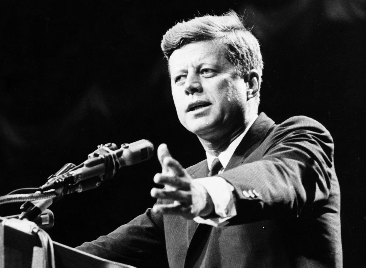Джон Кенеди е сред най-емплематичните президенти на Щатите. Той изрича крилатата фраза "Аз съм берлинчанин" в момента, когато се строи стената, която да разделя Берлин (и Европа) на две. Гражданите на източен Берлин стоят от другата страна и го аплодират.