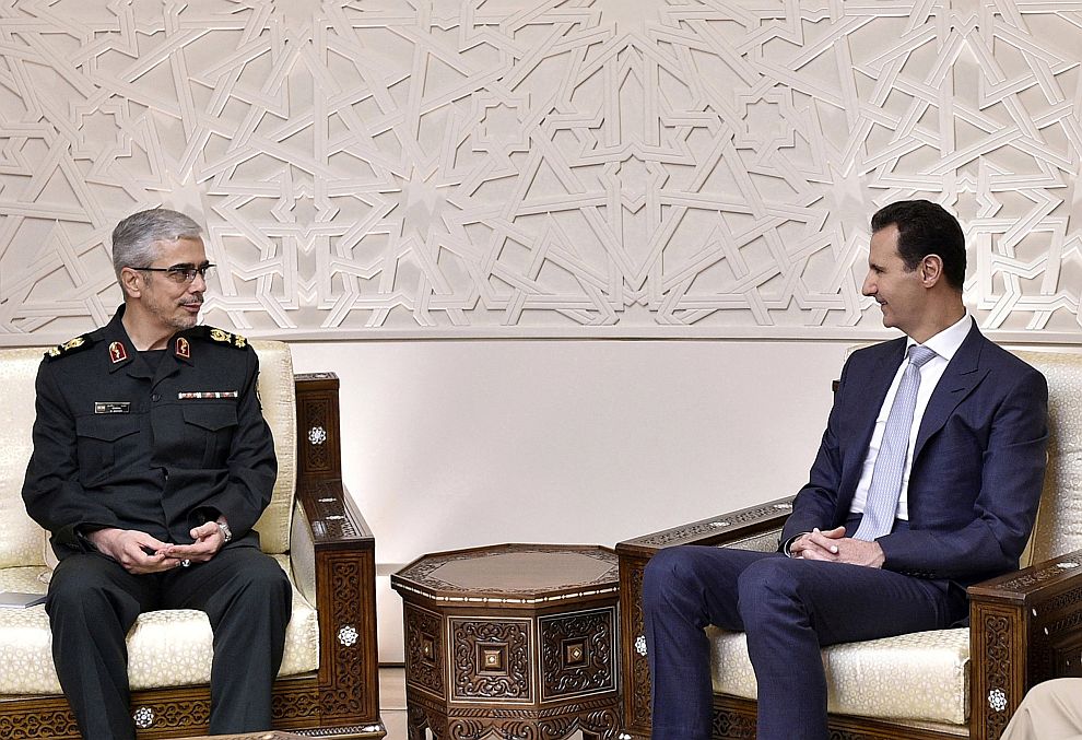 Сирийският президент Башар Асад (вдясно) прие началника на генералния щаб на иранската армия Мохамад Багери (вляво)