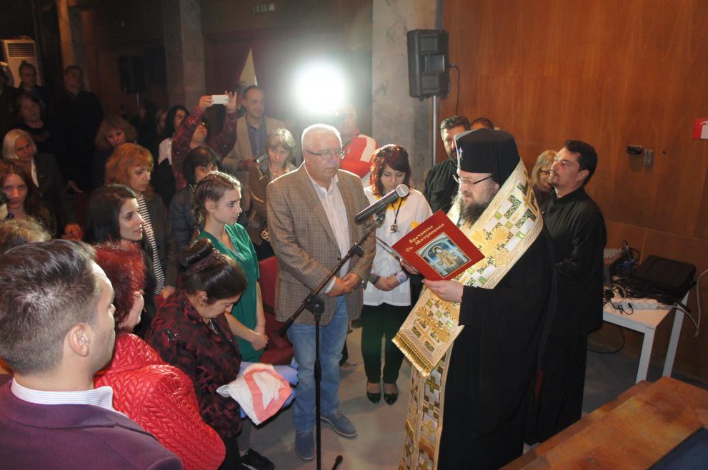 Врачанският митрополит прочете специална молитва за освещаване на лекарските престилки.