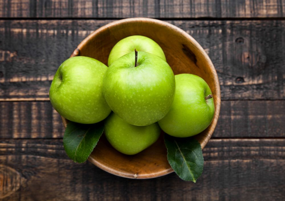 Ябълките повишават отделянето на слюнка, която неутрализира колониите бактерии, които причиняват лош дъх и плака. Освен това укрепват венците.