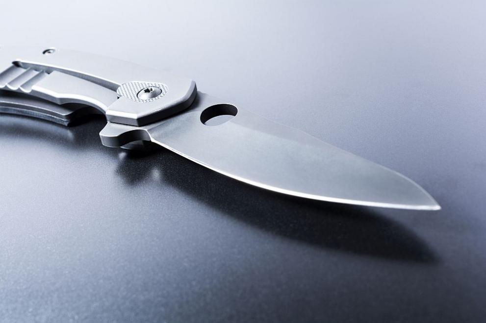Мъж нападна и рани с нож двама души в Софийско,