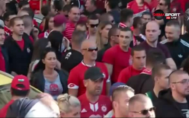 Вижте шествията на феновете на Левски и ЦСКА преди дербито