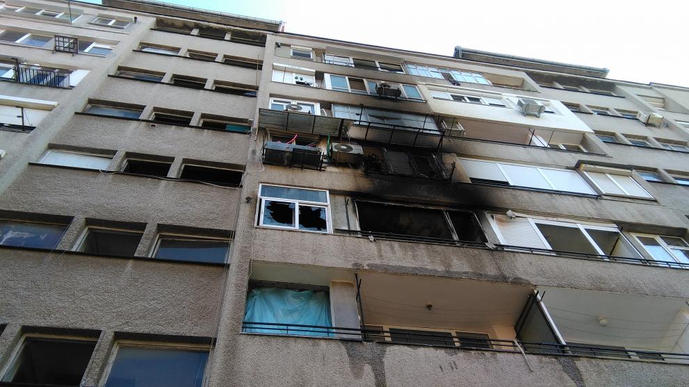 Стопени дограми, потрошени прозорци, изгърмели климатици на няколко етажа-това са само част от пораженията след пожара.