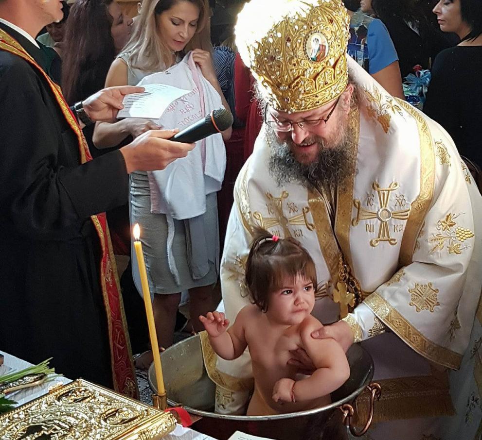 Врачанският митрополит Григорий лично извърши светото тайнство кръщение над първата група деца.