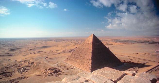 Уфологът Скот Уорнг съобщи че е открил древни пирамиди на