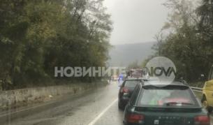 Тежка катастрофа с два тира и бус на пътя София - Варна