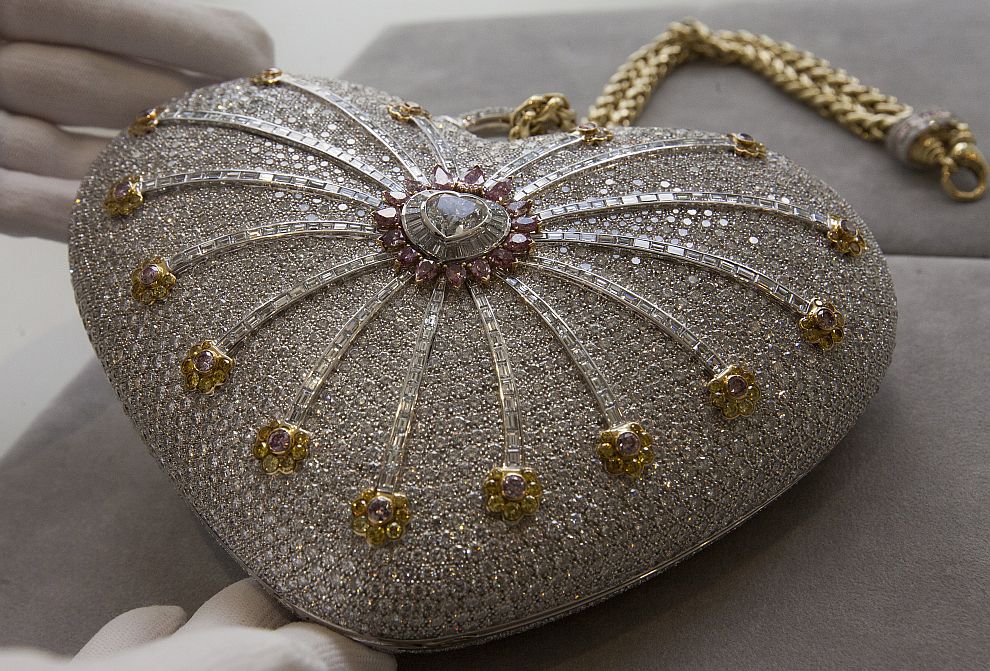 Най-скъпата дамска чанта в света е под формата на сърце и е оценена на 3,8 милиона долара
