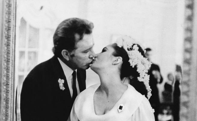 Елизабет Тейлър и Ричард Бъртън по време на сватбената им церемония