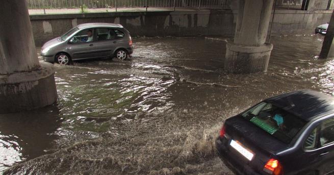 Наводненията в Бургаско заради изсипалите се поройни дъждове взеха две