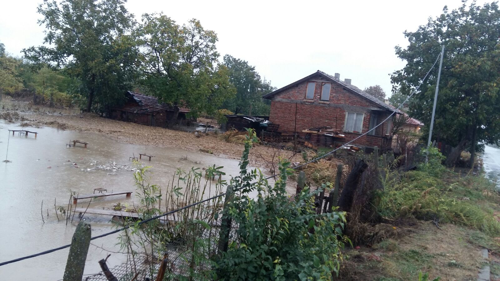Наводненията в Бургаско заради изсипалите се поройни дъждове взеха жертви