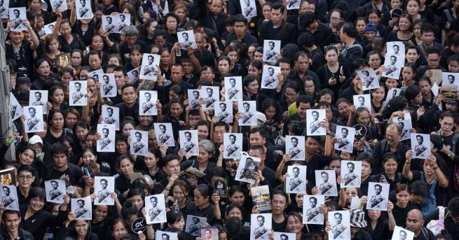 Грандиозно погребение на краля на Тайланд отбелязва края на едногодишен