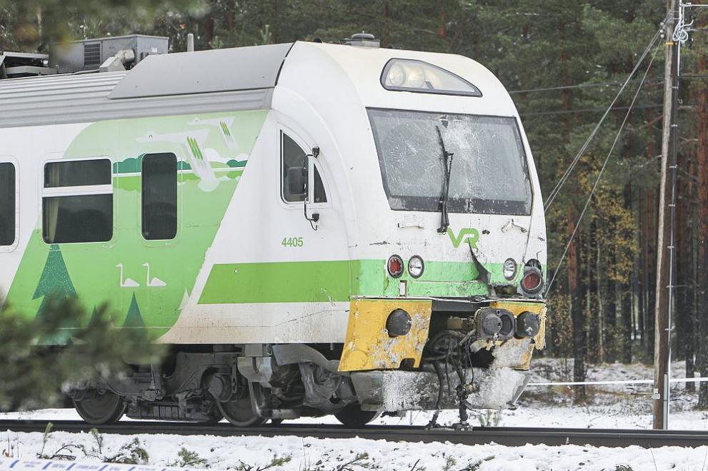  Жертви и ранени при злополука сред бронетранспортьор и пътнически трен във Финландия. Злополуката станала по време на военни учения. 