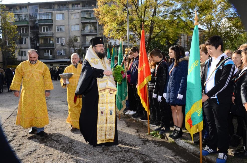Врачанският митрополит Григорий освети знамената на училища във Видин.