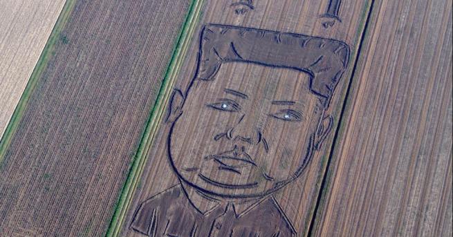Италианският художник Дарио Гамбарин показва огромен портрет на Ким Чен ун