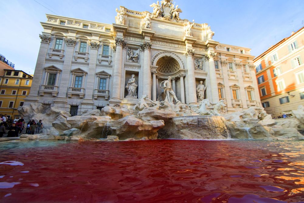 Вандалът, излял кофа с червена боя в<strong> римския фонтан Треви</strong>, се оказа<strong> италианският художник</strong> на свободна практика <strong>Грациано Чекини</strong>, който се изяви по същия начин преди 10 години, съобщава агенция АНСА.<br />
 <br />
