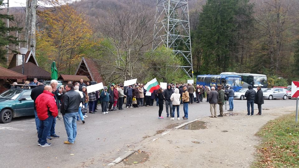 Жители на Вършец протестираха отново срещу високата цена на водата.