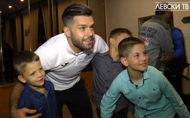 Футболистите на Левски бяха наобиколени от малки ловци на автографи