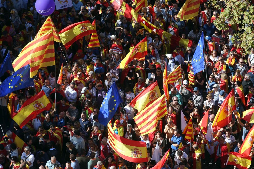 Близо 1,1 милиона души участват в поход в Барселона срещу отделянето на Каталуния от Испания, съобщи говорител на организацията Каталунско гражданско общество, цитиран от ДПА. Според барселонската полиция участниците в демонстрацията са 300 000, информира АФП.<br />
 