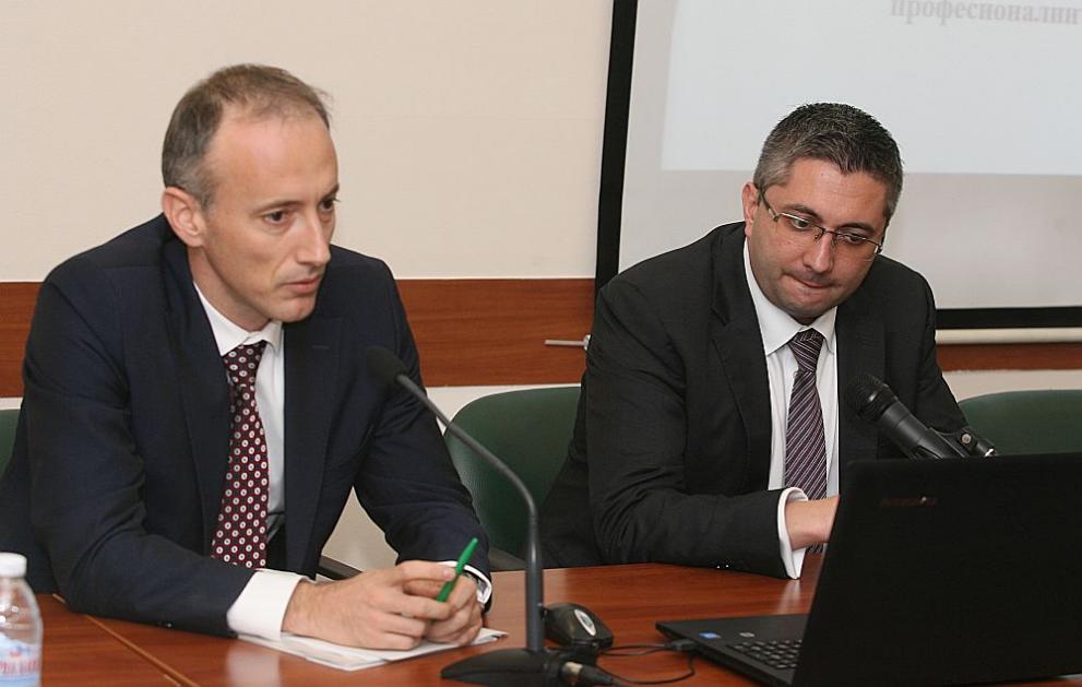 Министрите на образованието Красимир Вълчев и на регионалното развитие Николай Нанков.