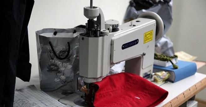 Предпазни шлемове вместо луксозни чанти започна да произвежда шивашка фабрика