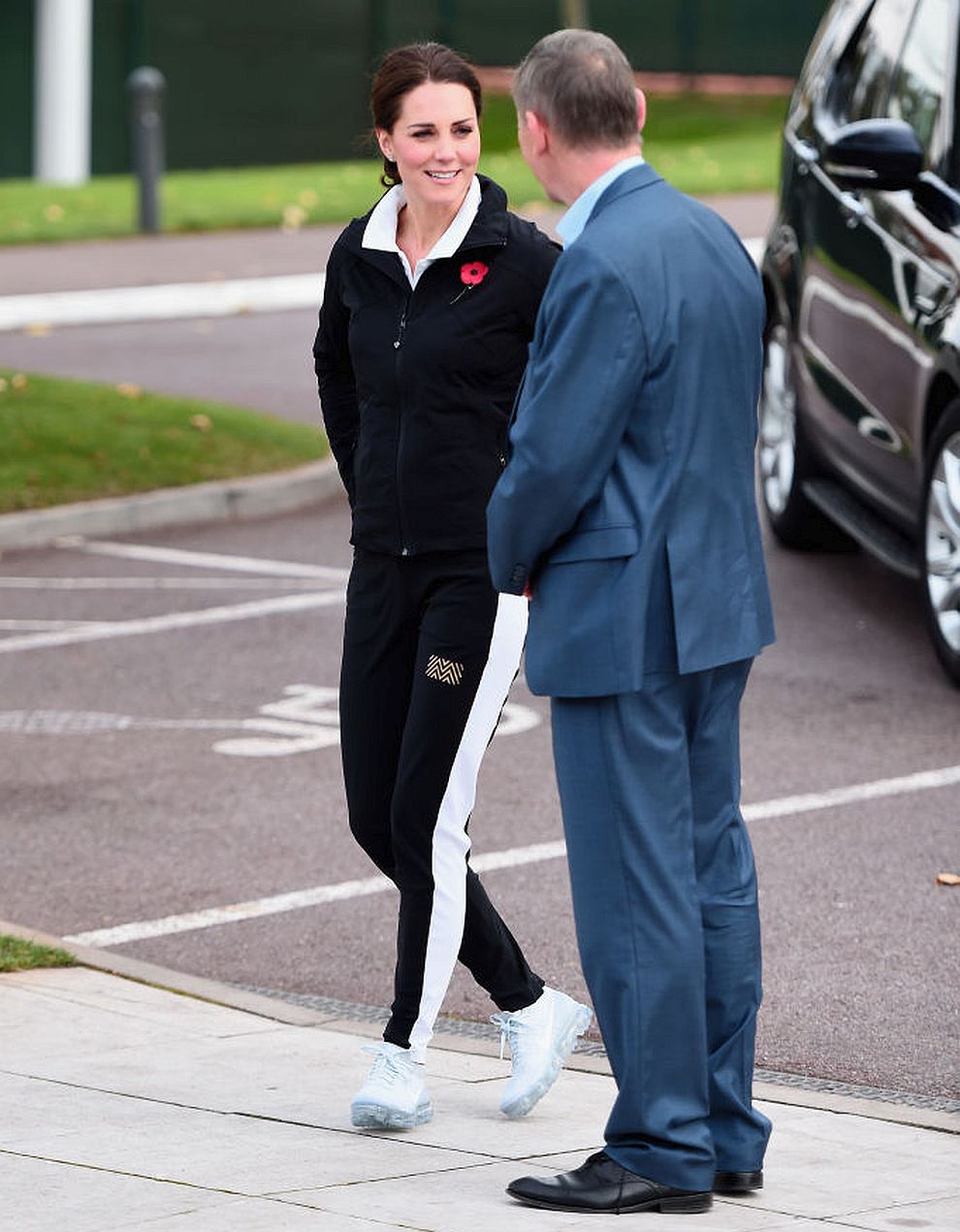 Въоръжена със спортен екип и широка усмивка, херцогиня Катрин показа своите умения на тенис корта