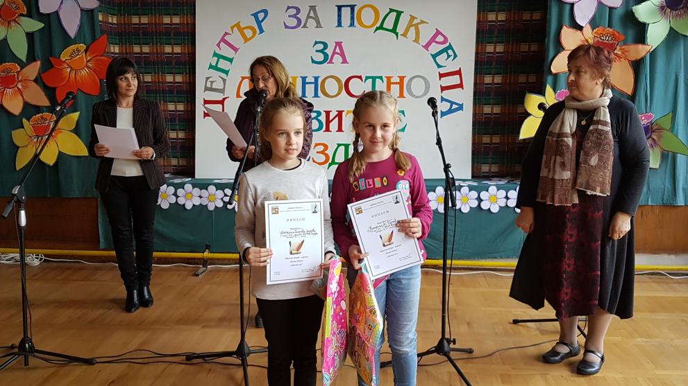 Две момичета от наградените.
