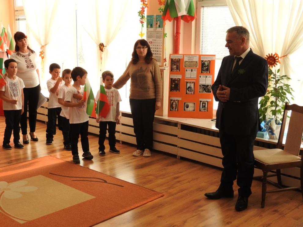 Владимир Уручев на патриотичния празник в детска градина във Враца.