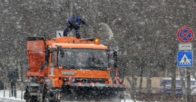 608 снегопочистващи машини работят към момента в цялата страна 1800