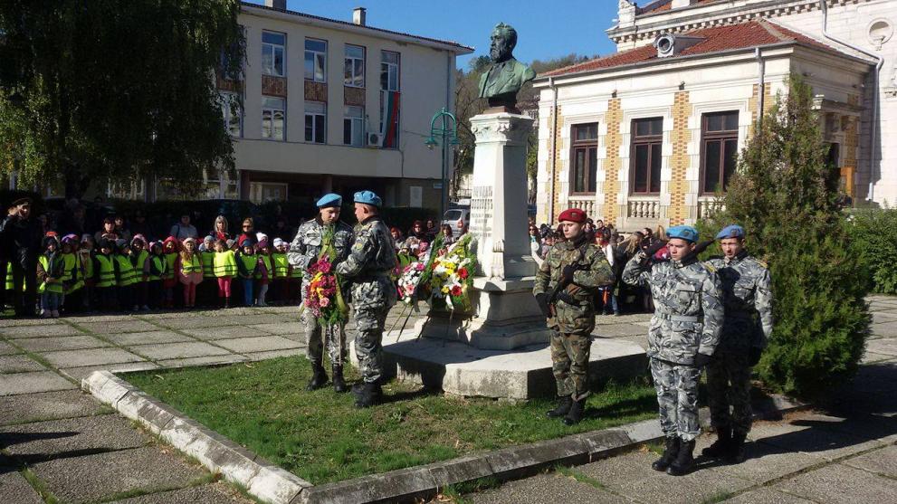 Тържествата бяха пред паметника на Нанчо Попович в градинката пред читалище „Добри Войников – 1856“