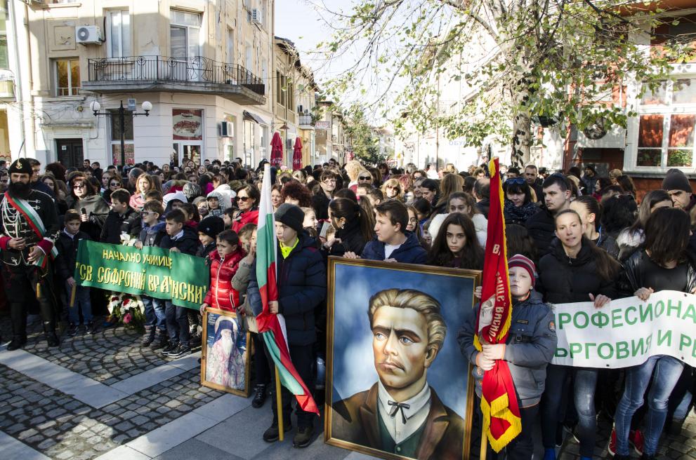 Много ученици днес участваха в общоградското тържество във Враца.
