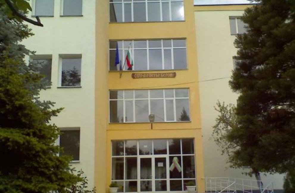 обновяват училище
