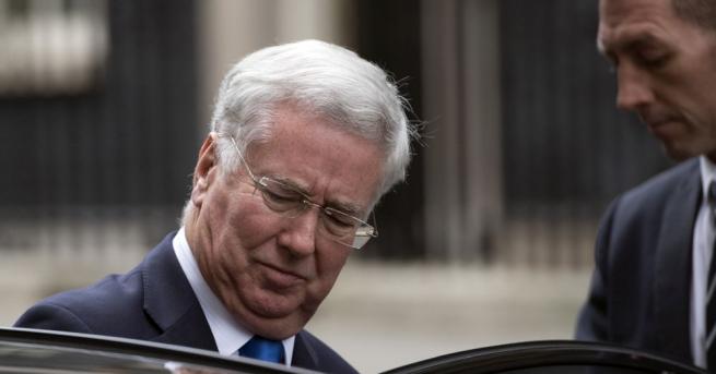 Министърът на отбраната на Великобритания Майкъл Фалън е подал днес