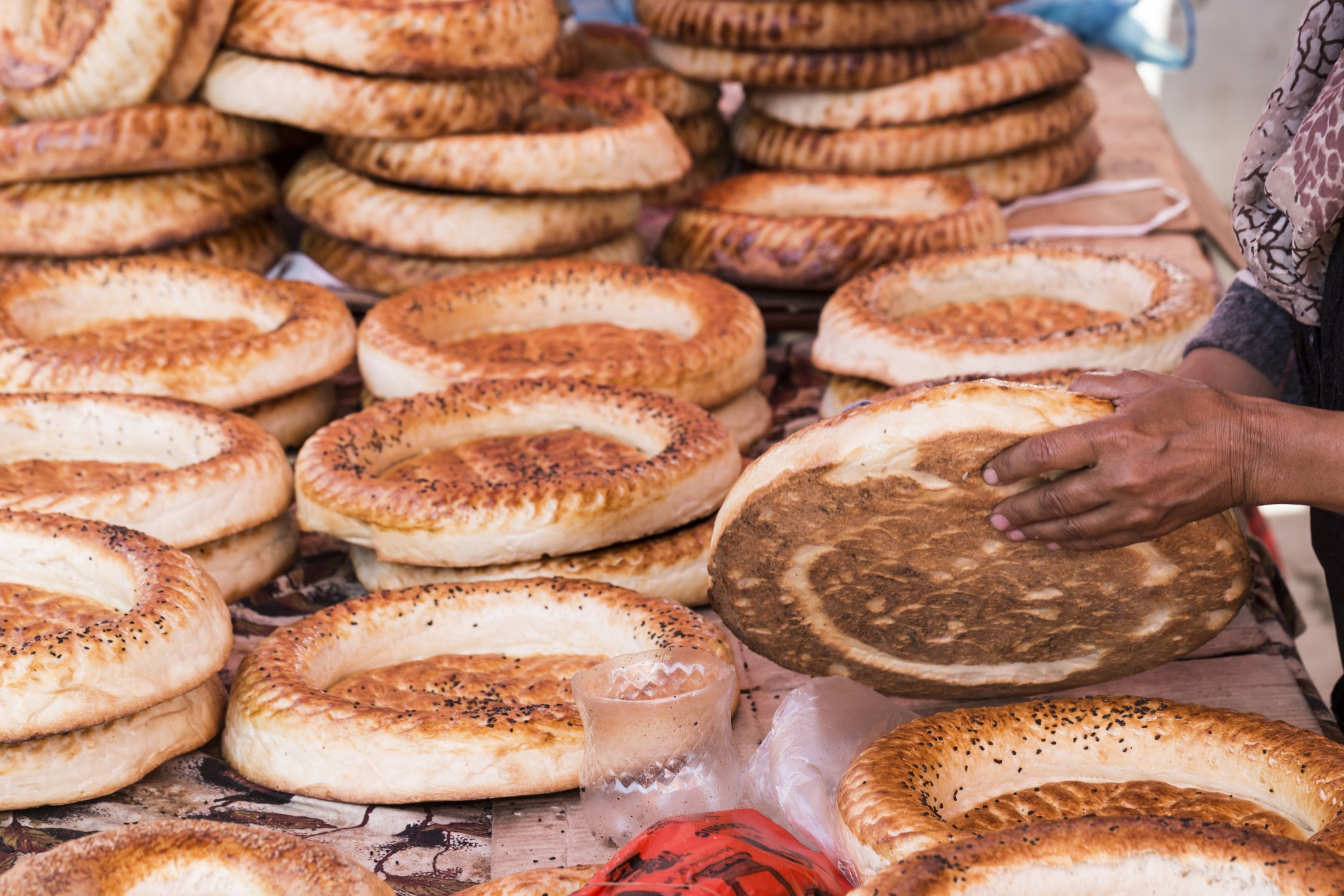 В Киргизстан хората пържат тесто от векове, но не само за да се хранят: хлябът се смята за отдаване на почит и храна за душите на мъртвите. Тихата планинска страна, разположена на запад от Китай, е богата на древни традиции.