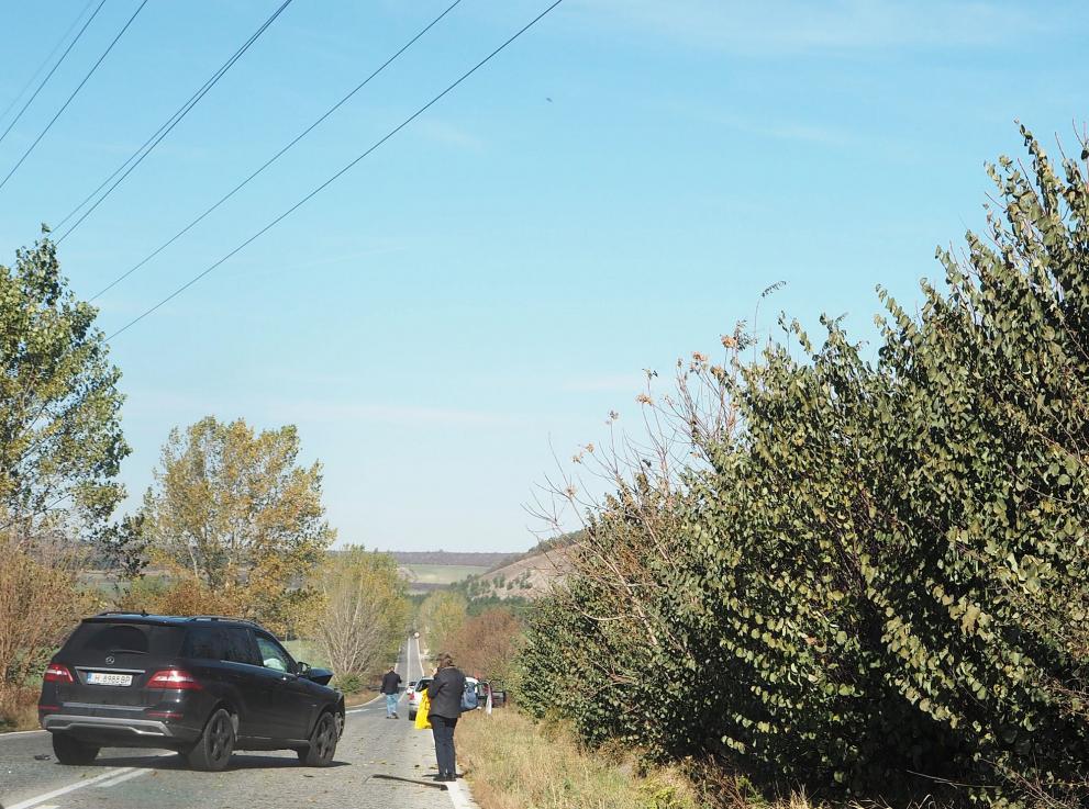 Гума падна в движение по пътя Русе-Варна, джип не успя да спре след авариралата кола и блъсна друг автомобил
