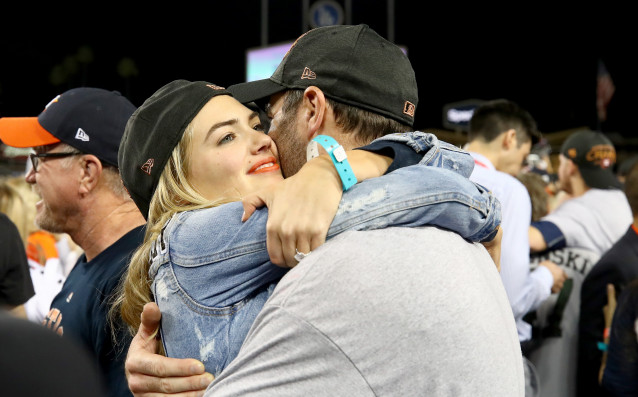 Тя е на 25 години руса красива и по настоящем