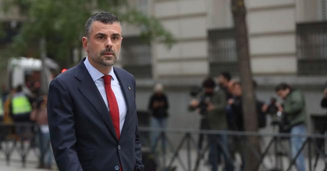 Каталунският бивш министър Санти Вила плати гаранция от 50 000
