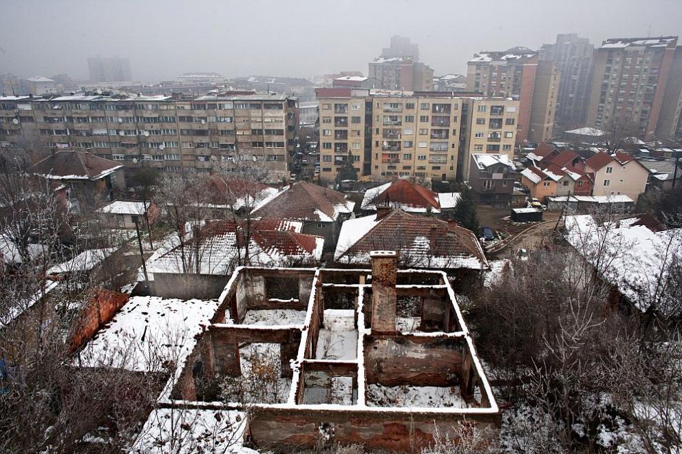  Косово, Косово е отчасти приета страна на Балканския полуостров. До 17 февруари 2008 година Косово юридически е самостоятелна област в състава на Република Сърбия, въпреки в действителност региона да не е под контрола на сръбското държавно управление от 1999 година Формално Косово е част от Сърбия, само че след Косовската война се ръководи като протекторат на Организация на обединените нации. През ноември 2006 година в Сърбия се организира референдум за нова конституция на републиката, съгласно която Косово остава самостоятелна област, само че с по-широка автономност. Това е отхвърлено от най-вече албанското население, което не взе участие в референдума. Косово афишира независимостта си на 17 февруари 2008 година и е прието от България и още 107 страни, 22 от които са страни-членки на Европейски Съюз, както и от Съединени американски щати и Канада и Австралия. 