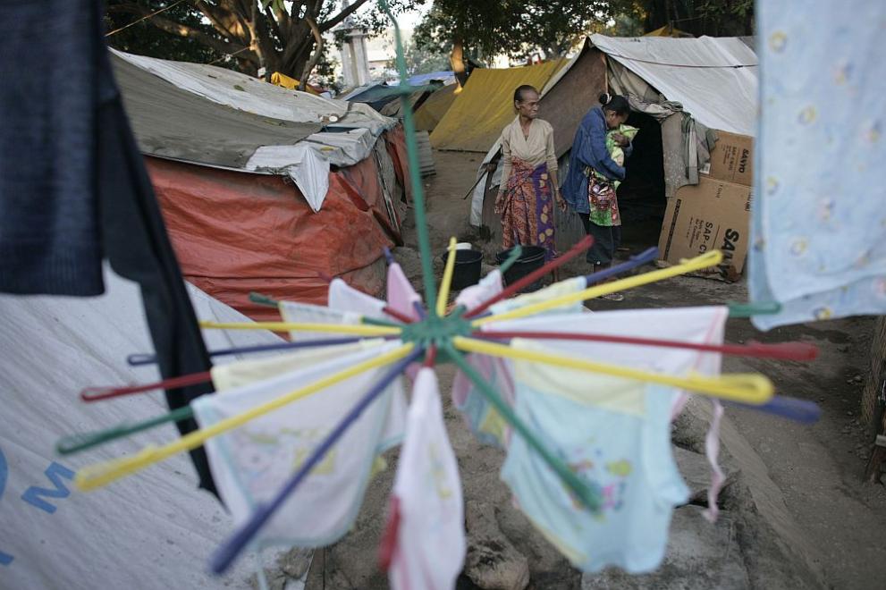  Източен Тимур, Източен Тимор е островна страна в югоизточна Азия. На 30 август 1999 година в национално допитване, подкрепено от Организация на обединените нации, популацията на Източен Тимор гласоподава за самостоятелност от Индонезия. В интервала 1999 2001 година милиции, поддържани от Индонезия, организират акции на тероризиране и принуждение над популацията., На 20 май 2002 година Източен Тимор е интернационално приет като независима страна. Това е първата нова самостоятелна страна за 21 век. 